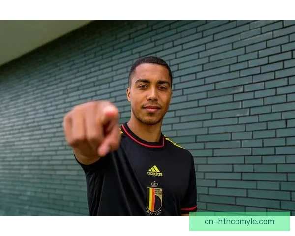 波兰严寒下球员穿戴保暖衣袜